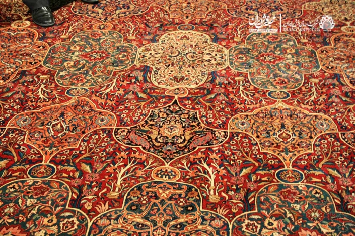 نمونه‌ای از آثار اهدا شده به موزه فرش ایران