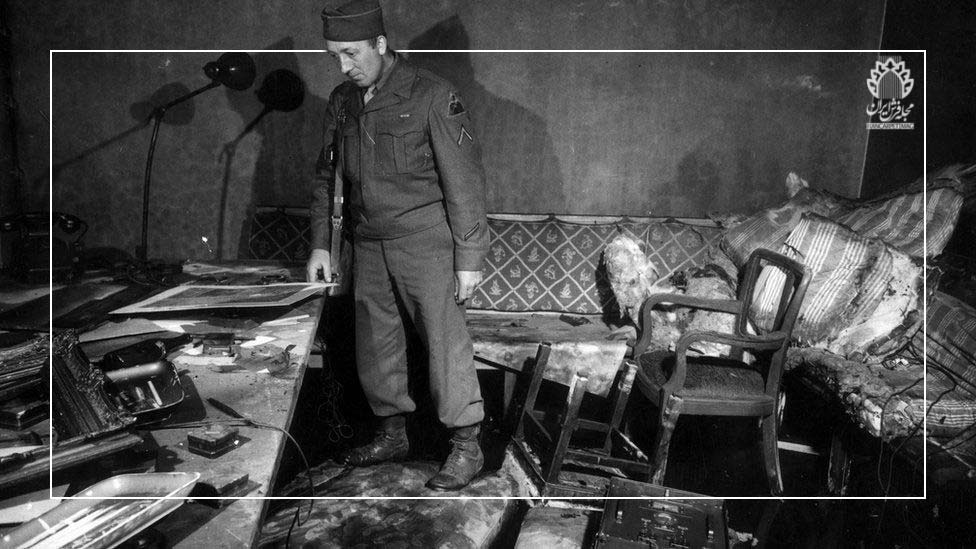 سربازی آمریکایی در پناهگاه سوخته پس از خودکشی هیتلر در سال 1945م