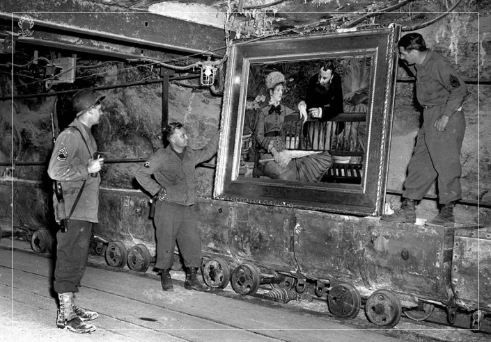 سربازان آمریکایی قطار طلا را تخلیه می‌کنند و به تابلوی مانه می‌نگرند، 1945م