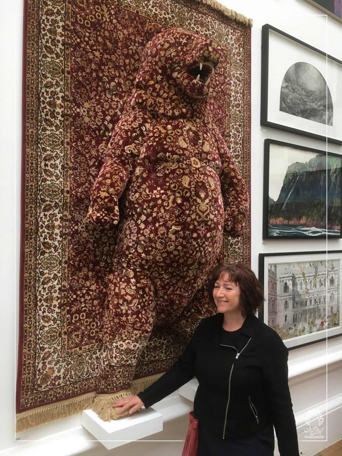 دبی لاوسون با خرس قرمز در نمایشگاه تابستانی آکادمی سلطنتی 2018