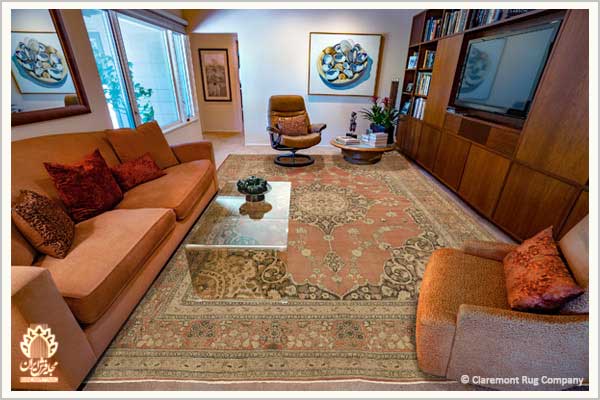 این فرش دستباف سده 19م با نقشه حاج جلیلی تبریز، فضای معمولی یک اتاق را با رنگ‌بندی منحصربه‌فرد خود یکدست کرده است